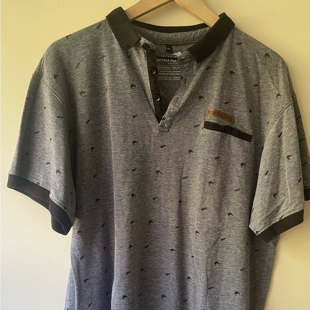 Wild Kiwi Men’s XL Polo Shirt in a heather gray color. Pre-owned